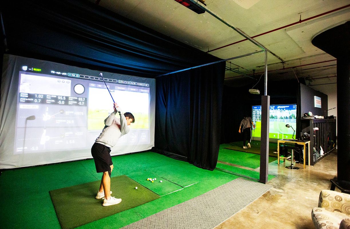 Golf lesson on an indoor simulator in Chicago